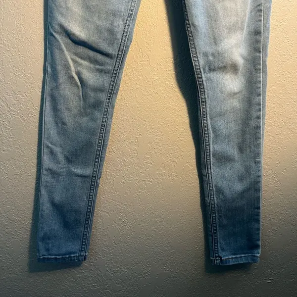 Levi's Y2K Vintage Blue Skinny Jeans with Slim Fit Straight leg SZ 26/30 Denim - Image 3