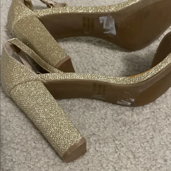 Elegant Gold Lulus Women's Heels - Image 3