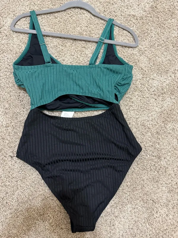 Cupshe Ribbed Cutout One Piece Swimsuit NWT Size M - Image 4