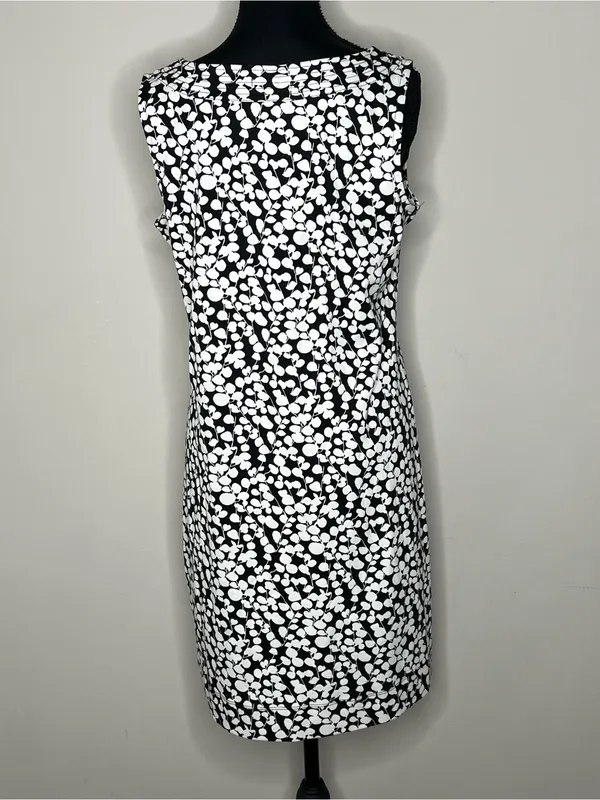 New York & CompanySleeveless Black & White Printed Shift Dress Size Medium - Image 4