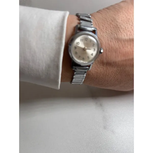 Vintage Timex Womens‎ Mechanical Wind Up Watch Silver Tone Expansion Band 22mm - Image 4