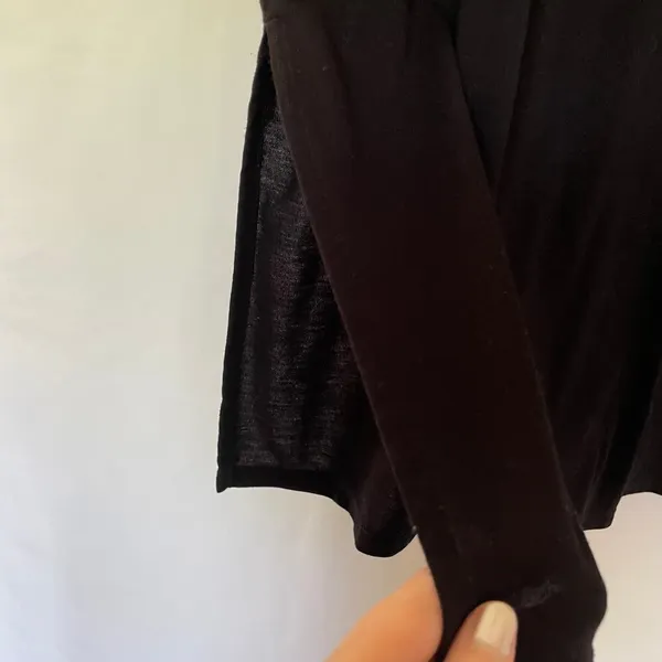Old Navy Active ultralite black short sleeved t-shirt athleisure side slits‎ XS - Image 4