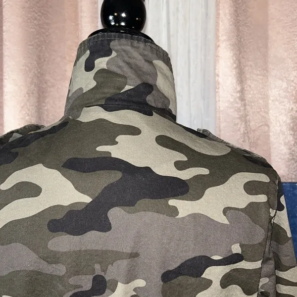 Size M Camo Jacket - Image 9