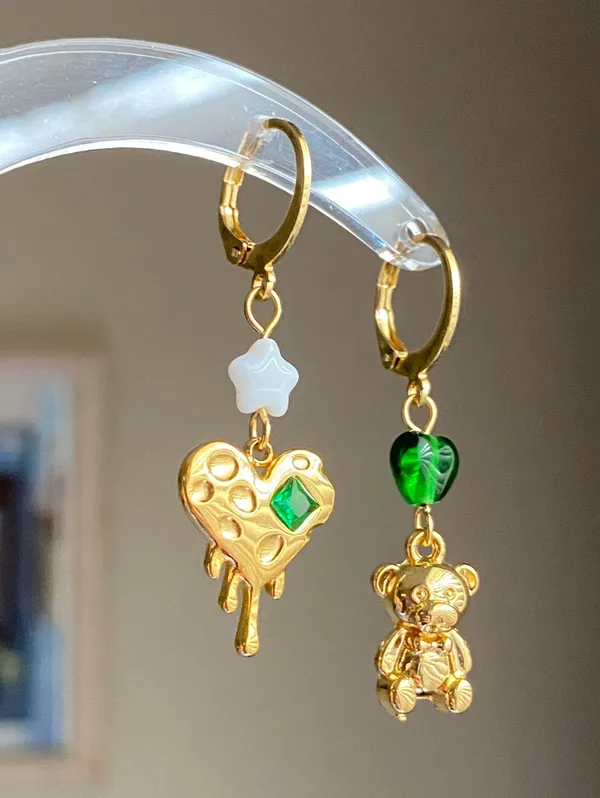 fully gold tone stainless steel whimsy fairy retro style teddy bear & heart dangle earrings💚🧸🌟 - Image 4