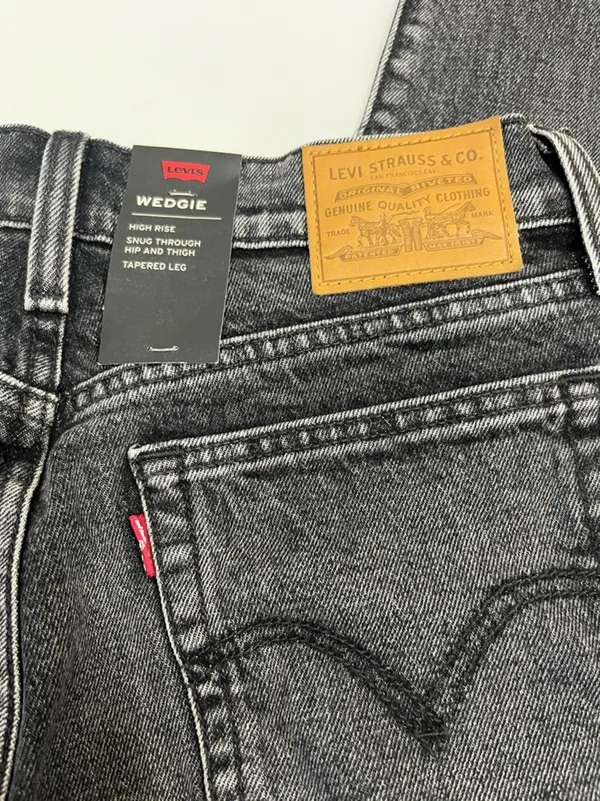 NWT Levi's Black Wedgie High Rise Jeans size 28 - Image 9