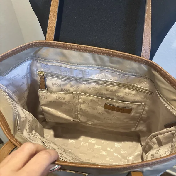 Michael Kors Montauk Nylon & Leather Shoulder Bag/Purse Khaki/Tan gold hardware - Image 6
