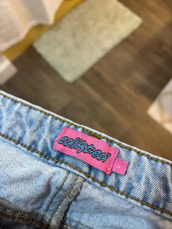 Edikted Low-Rise Jeans - Image 3