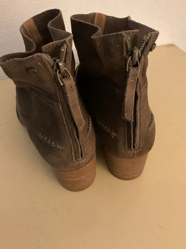 UGG Taupe Chelsea Suede Ankle Booties with Stacked Heel US 9.5 - Image 5