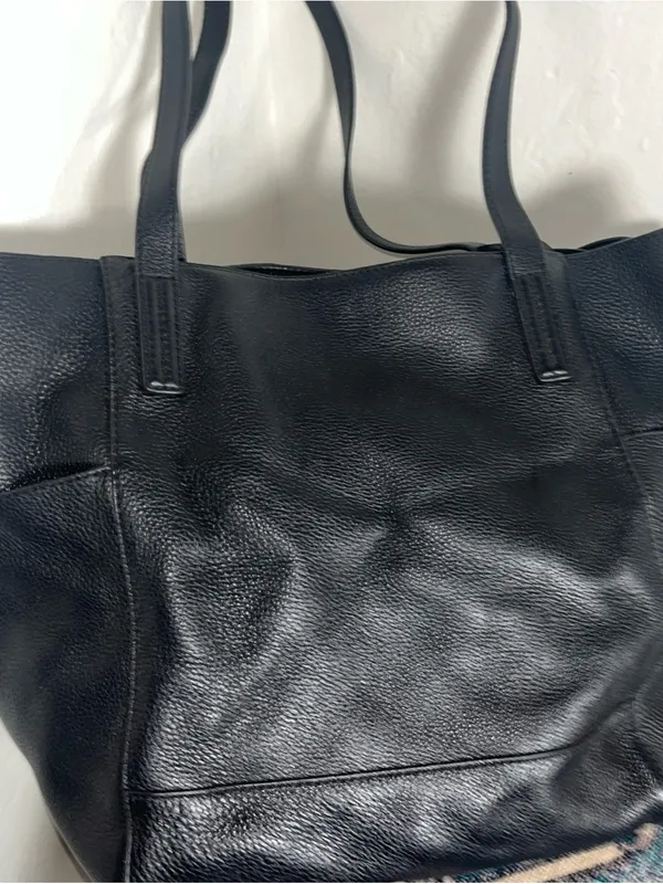 MICHAEL Michael Kors Black Pebbled Leather Shoulder Tote with Gold Logo - Image 4