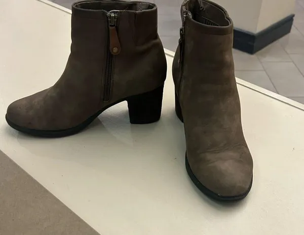 Rockport! Elegant Taupe Ankle Booties 7 1/2–great shape/clean - Image 3