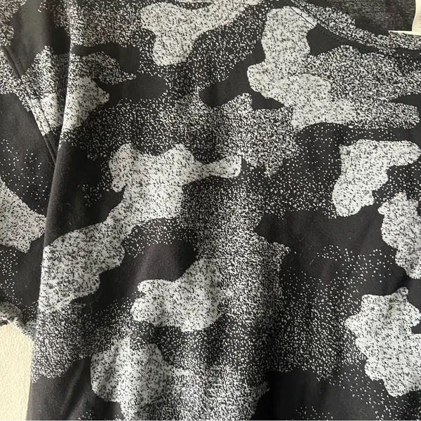 Lululemon Black and Grey Camo Cates Tees Size 6 - Image 2
