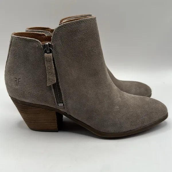 FRYE Judith Bootie in Taupe‎ Suede Double Zip Stack Heel Size 7 - Image 4