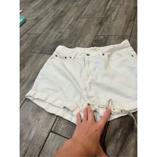 White Levi’s Mom Shorts Size 30 - Image 4