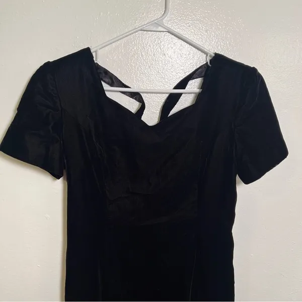 Vintage Maggy London Women's Size 8 Velvet Midi Dress Black Short Sleeve Slit - Image 2