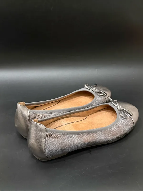 VIONIC Minna Ballet Flats in Pewter Metallic Gray Snake Print Cap Toe Size 6 - Image 4