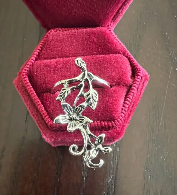 Gorgeous Stainless Steel Silver Intricate Design Statement Ring Size 7 - Image 3