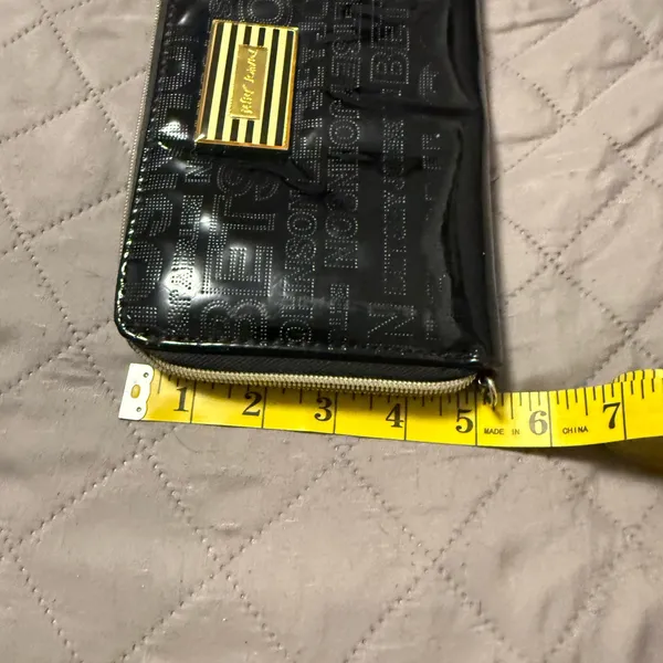 Betsey Johnson Black Pouch with Gold Heart Charm - Image 10