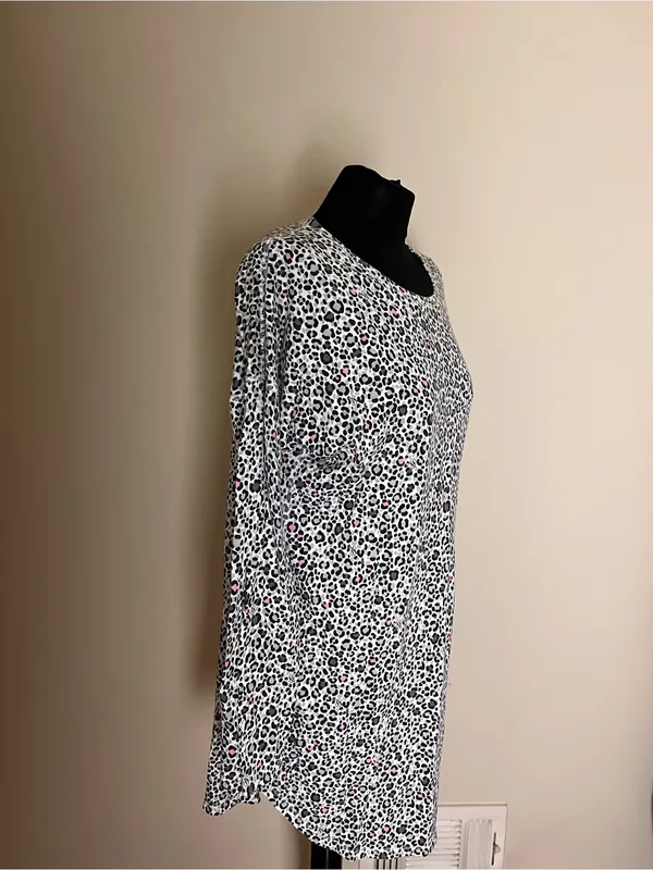 Victorias Secret Long Sleeve Leopard Print Pajama - White with Pink Accents - Image 3