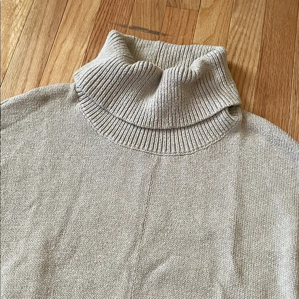 Old Navy Women's Light Gray Turtleneck Sweater - Image 2
