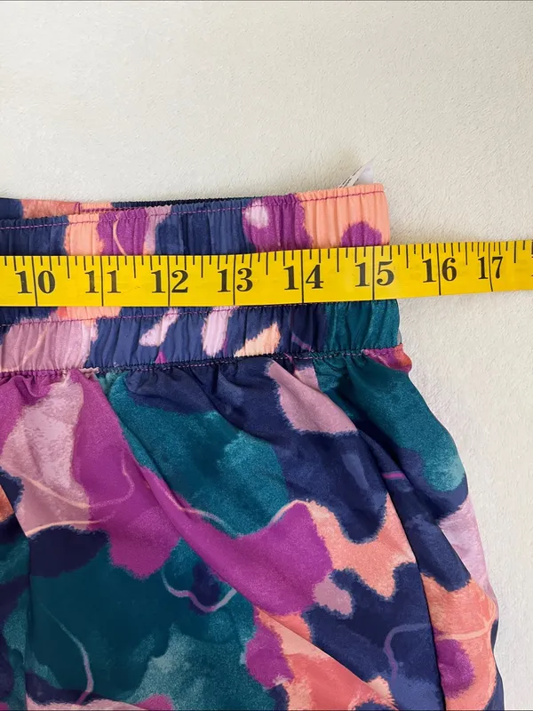 Reebok Women's Athletic Shorts Size Medium - Image 3
