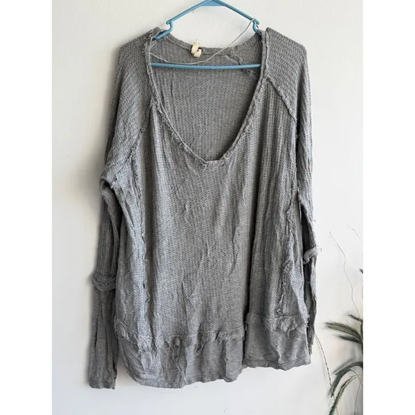 We The Free Free People Womens‎ Grey Waffle Knit V-Neck Raw Edge Top Size M 3397 - Image 2