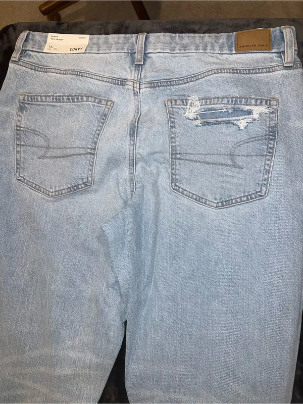 American Eagle Curvy '90s Skinny Jean in Stretch Ripped Destroyed Light Wash - Image 10