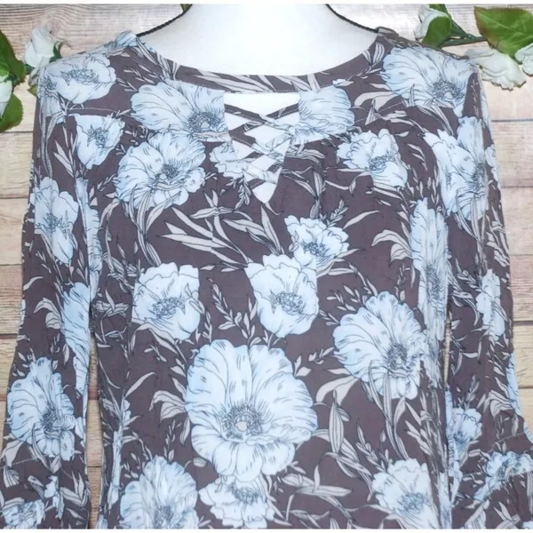 Miss Me Brown Blue Floral Blouse Size S Open Cross Front Keyhole Back 3/4 Sleeve - Image 2