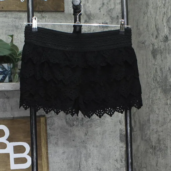 NWT American Rag Cie Laser-Cut Faux-Suede Eyelet Cropped Shorts Classic Black L - Image 3
