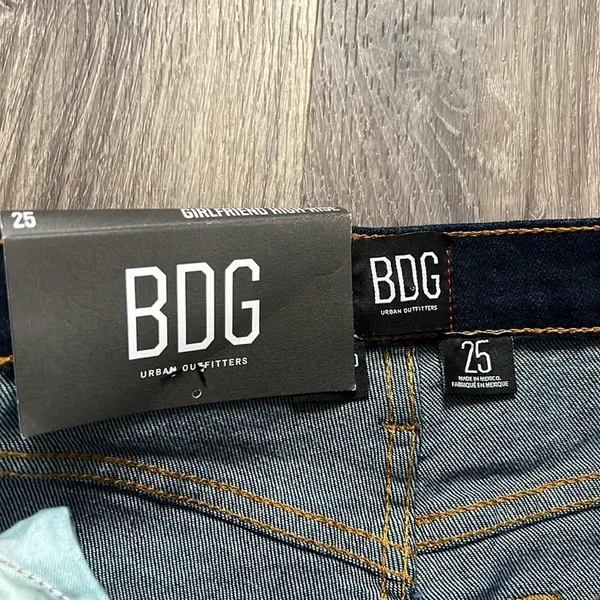 NWT BDG Girlfriend High rise Dark Wash Skinny Jeans 25 Women’ss Stretch. Casual - Image 4