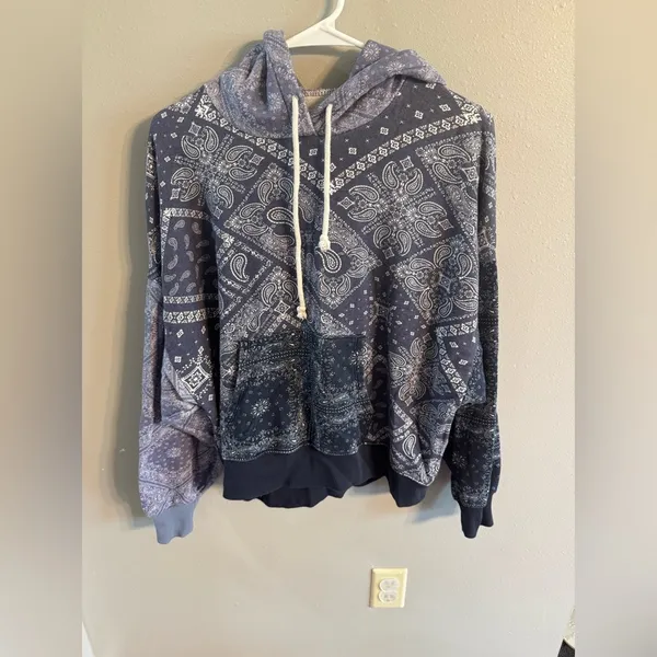American Eagle Sweatshirt - Image 2