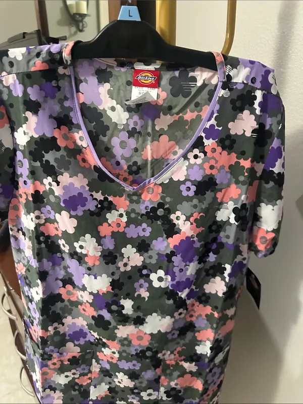 Dickies Women's Floral V-Neck Scrub Top in Purple, Pink, Black Sz S NWT - Image 6