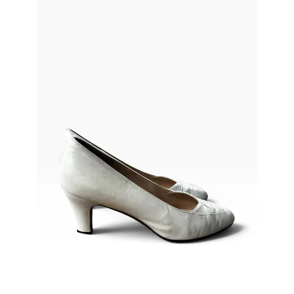 Vintage Salvatore Ferragamo Pumps 8 B White Leather Snakeskin Kitten Heel Italy - Image 4