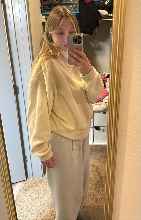 Old Navy Active Cropped mock neck - Image 2