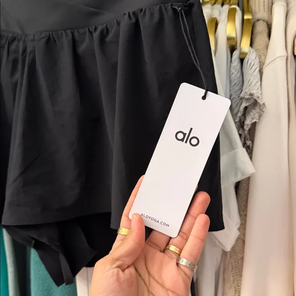Alo yoga V-Cute Running Short black - Image 7