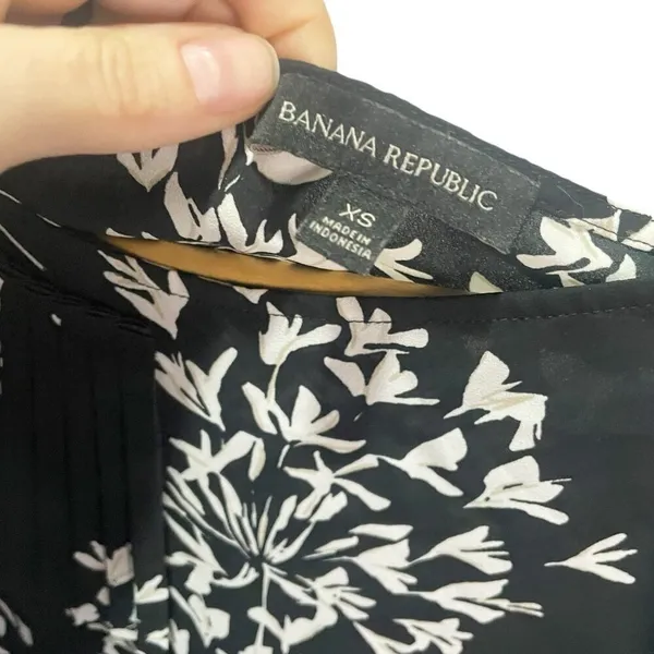 Banana Republic‎ Black Floral Ruffle Sleeve Blouse XS Career Flowy - Image 5