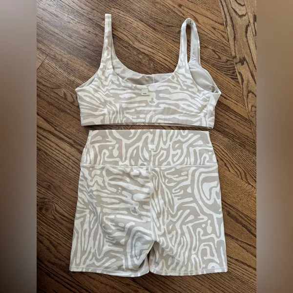 Vuori Maze Jacquard Bike Shorts and Bra Set Taupe and Cream Swirl Patterned XL - Image 4