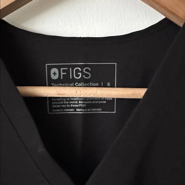 Figs S Casma Three-Pocket Scrub Top in Black - Image 7