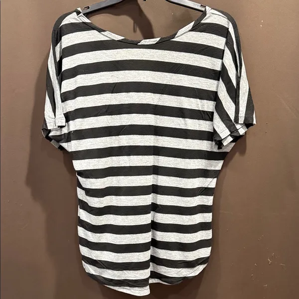 Maurices Black and Gray Striped Short Sleeve Top - Image 4