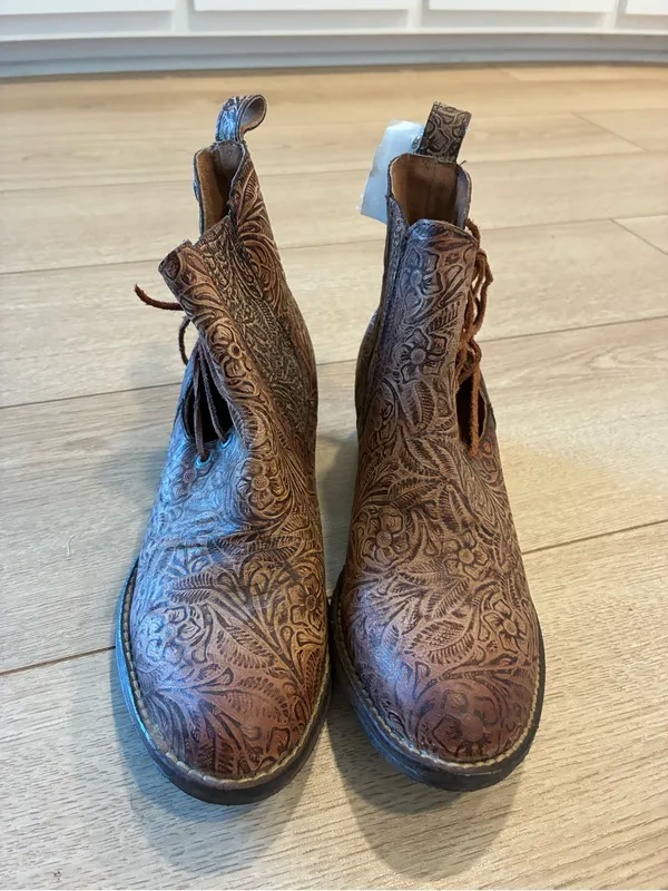 NEW Circle G Women’s Brown Embossed Engraved Lace Round Toe Ankle Boot Size 7.5 - Image 4