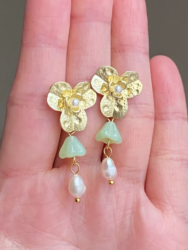 Handmade quality flower Czech glass beads & natural pearl cute fairy cottage style dangle earrings💚💐 - Image 4