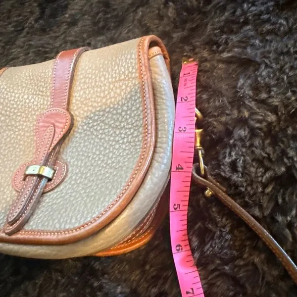 Vintage Dooney & Bourke Taupe all Leather crossbody bag - Image 10