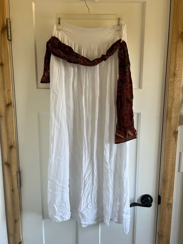 Boutique white maxi skirt - Image 3