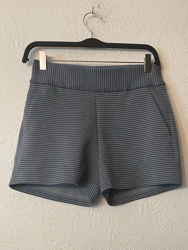 Lululemon Shaped Short Women's Striped Performance Shorts Size 6 - Image 3