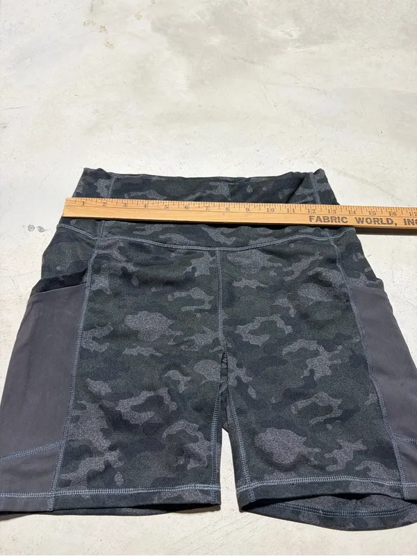 Fabletics power hold High-Waist Camo Bike Shorts medium - Image 4