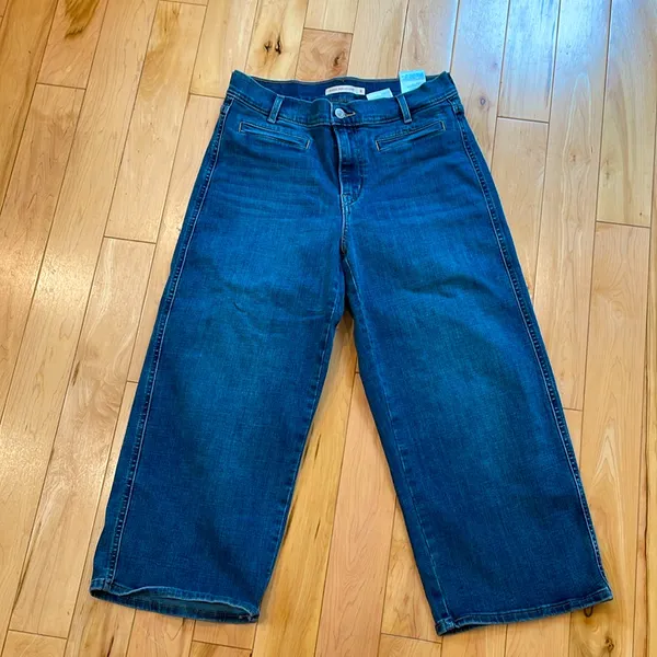 Levi’s regular wash classic wide leg crop red tag jeans - Image 2