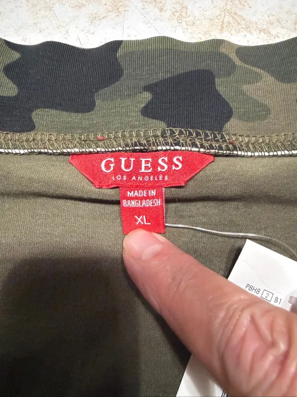 Guess Camouflage off the shoulder top Sz XL NWT - Image 4