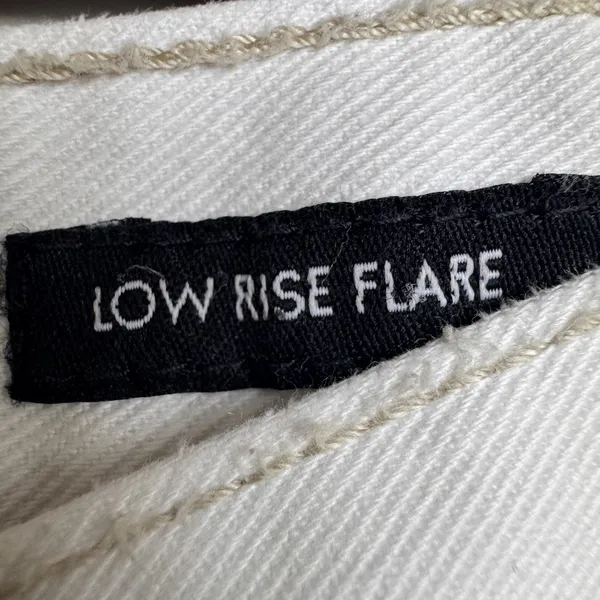 Calvin‎ Klein Women's Sz 2 White Denim Jeans Low Rise Flare 30x27 Short - Image 5