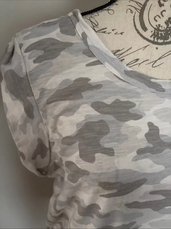 Banana Republic XL Gray & White Camo Short Sleeve Tee - Image 2