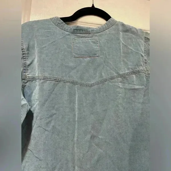 Abercrombie & Fitch Tie Front Quarter Button Long Sleeve Denim Blouse Size M - Image 7