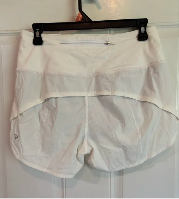 Size 6 Lululemon White High-Rise 4" speed up shorts - Image 3